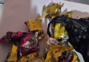 Embalagens apresentaram aspectos de queimados - Foto: Reprodução/Instagram