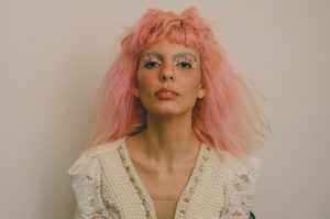 Cantora Mãeana em apresentação nesta semana - Foto: Divulgação