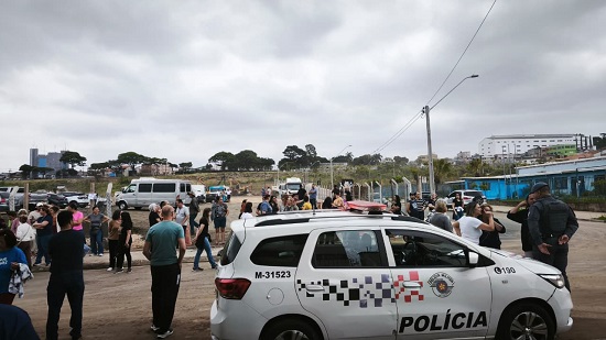 Moradores se reunem para bloquearem as entradas da construção (Foto: Cauã Borges)