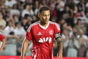 Internacional é ineficiente contra São Paulo e perde por 3 a 0 - Foto: Jota Erre/AGIF