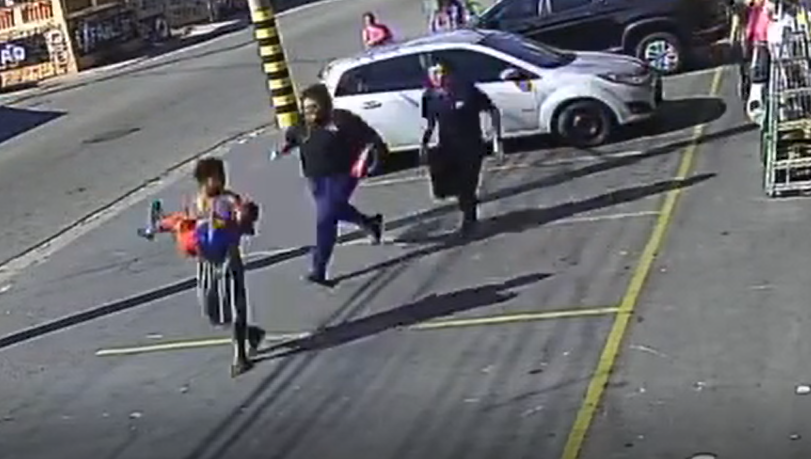 Vídeo – Mulher furta criança e é impedida por dois homens na Vila Galvão