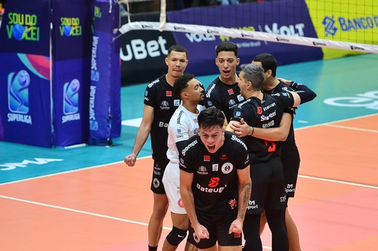 Em busca da liderança, Vôlei Guarulhos BateuBet enfrenta o Praia Clube neste domingo (Foto: Mauro Horita)