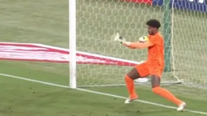 Falha de terceiro gol de Hugo Souza - Foto: Reprodução/GEtv