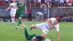 Lance entre Allan e Tapia dentro da área causou bastante discussão na rodada - Foto: TV Globo/Reprodução