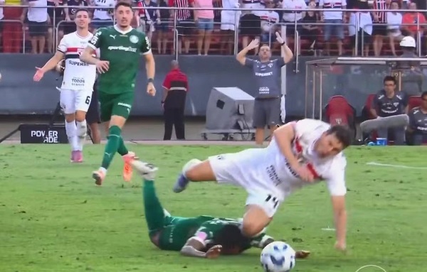 Lance entre Allan e Tapia dentro da área causou bastante discussão na rodada - Foto: TV Globo/Reprodução