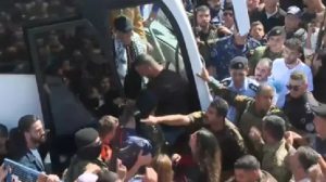 Ônibus que transportavam prisioneiros palestinos chegaram a Ramallah, capital da Cisjordânia - Foto: REUTERS