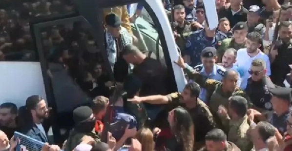 Ônibus que transportavam prisioneiros palestinos chegaram a Ramallah, capital da Cisjordânia - Foto: REUTERS