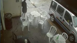 Última imagem de Yasmin mexendo no celular perto de um mercado - Foto: Reprodução