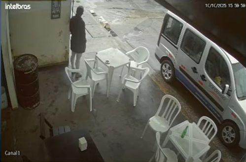 Última imagem de Yasmin mexendo no celular perto de um mercado - Foto: Reprodução