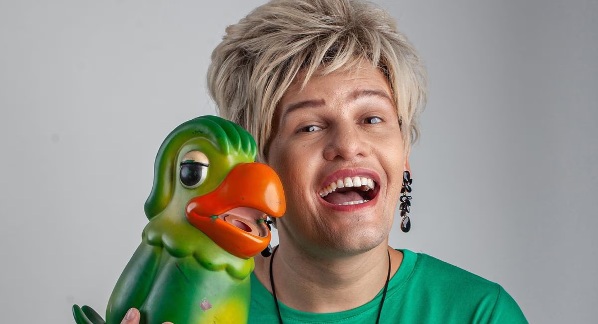 Comediante Maicon Sales, a Ana Maria Brisa - Foto: Divulgação