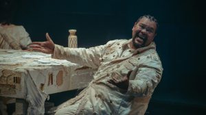 Babu Santana em "Os Irmãos Karamázov” - Foto: Divulgação