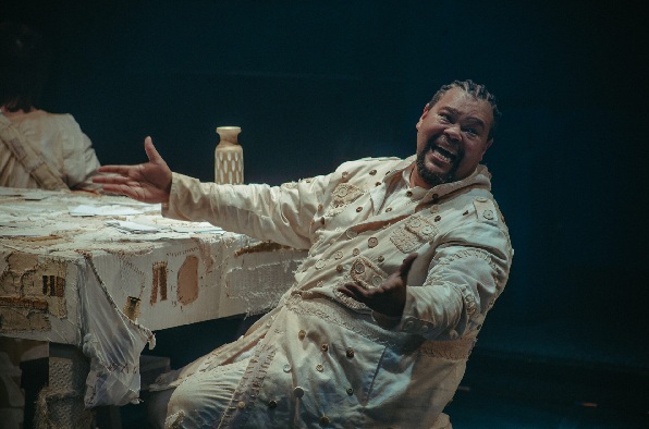 Babu Santana em "Os Irmãos Karamázov” - Foto: Divulgação