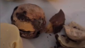 Doces apresentaram aspectos de queimados e com furos no centro - Foto: Reprodução/Instagram