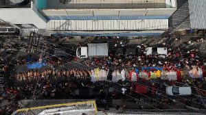 Imagem de drones com corpos levados a praça no Complexo da Penha, na Zona Norte do Rio de Janeiro - Foto: Ricardo Moraes/Reuters