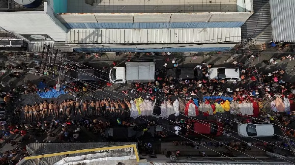 Imagem de drones com corpos levados a praça no Complexo da Penha, na Zona Norte do Rio de Janeiro - Foto: Ricardo Moraes/Reuters