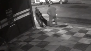 Corpo do empresário foi arrastado até estacionamento mais próximo do local da agressão - Foto: Reprodução