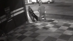 Corpo do empresário foi arrastado até estacionamento mais próximo do local da agressão - Foto: Reprodução