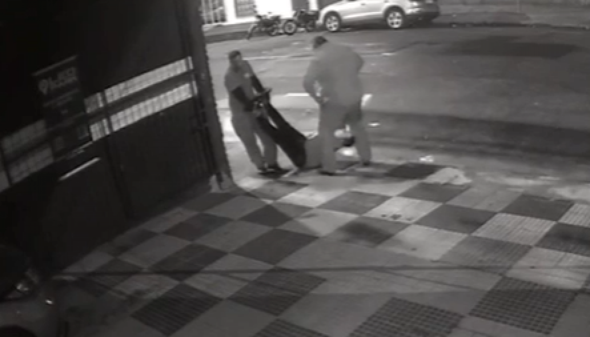 Corpo do empresário foi arrastado até estacionamento mais próximo do local da agressão - Foto: Reprodução