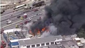 Galpão em chamas na Rodovia Fernão Dias - Foto: Reprodução/TV Globo