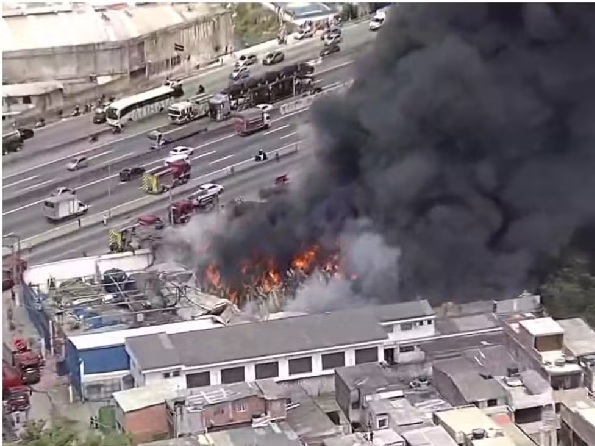 Galpão em chamas na Rodovia Fernão Dias - Foto: Reprodução/TV Globo