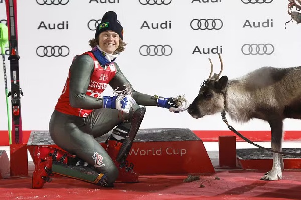Lucas Pinheiro é campeão da Copa do Mundo de esqui alpino - Foto: Christophe Pallot/Agence Zoom/Getty Images