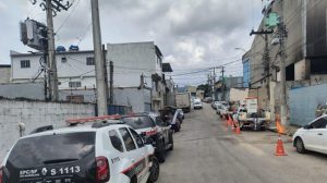 Polícia flagrando furto de energia em no Pimentas/Guarulhos (Foto: Divulgação/EDP)