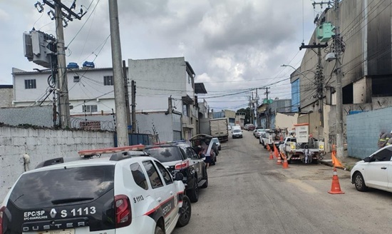 Polícia flagrando furto de energia em no Pimentas/Guarulhos (Foto: Divulgação/EDP)