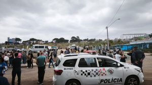 Moradores se reunem para bloquearem as entradas da construção (Foto: Cauã Borges)