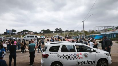 Moradores se reunem para bloquearem as entradas da construção (Foto: Cauã Borges)