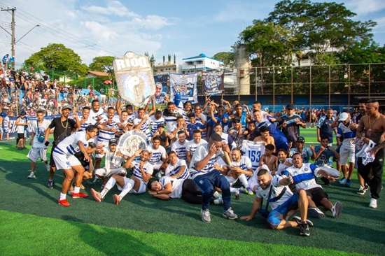 R100 campeão Série Ouro da Grande Liga de futebol amador (Foto: Laércio Correa)