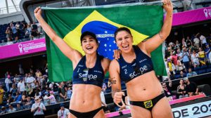 Carol Solberg e Rebecca Silva conquistam bronze na Copa do Mundo de Vôlei de Praia (Foto: Reprodução / Volleyball World)