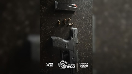 Homem é detido por porte irregular de arma em Guarulhos (Foto: Divulgação PM)