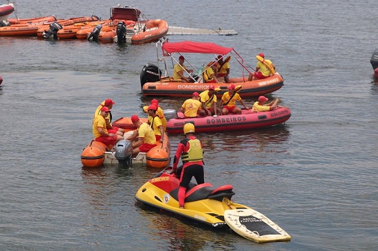 Bombeiros salvam 75 pessoas durante fim de semana nas praias paulistas (Foto: Divulgação)
