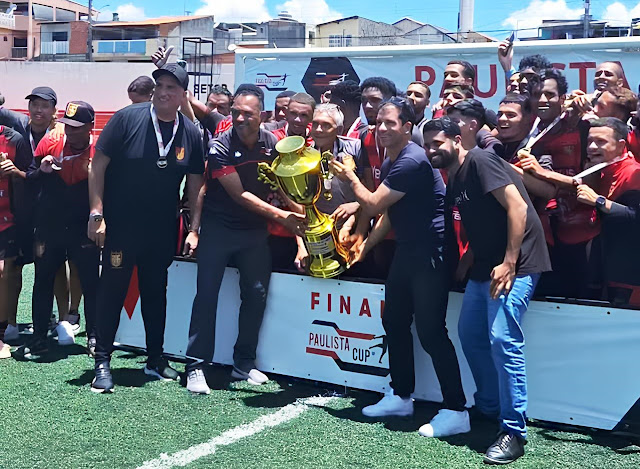 Flamengo-SP levantando a taça da Paulista Cup Sub-20 - Foto: Divulgação