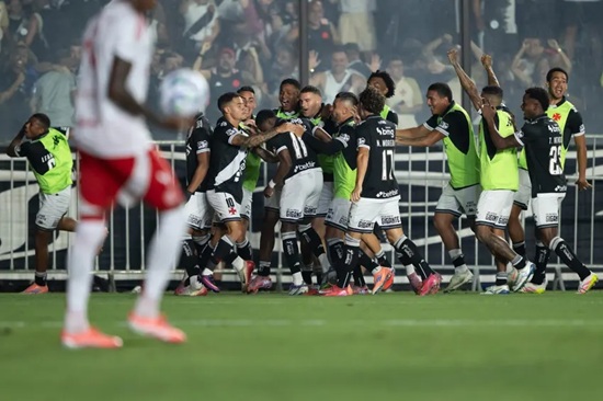 Vasco 5x1 Internacional - Brasileirão 2025 (Foto: Jorge Rodrigues/Gazeta Press)