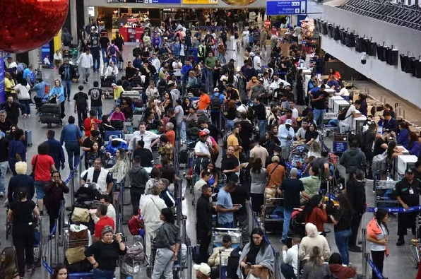 Vendaval cancelou centenas de voos nesta quinta-feira (11) - Foto: Reprodução