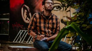 Escritor Thiago Loreto e sua obra “Sob os Nossos Ossos: Histórias para não Esquecer de Guarulhos” - Foto: Divulgação