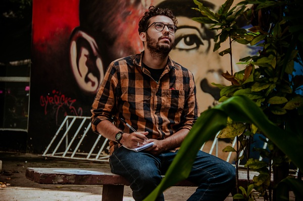 Escritor Thiago Loreto e sua obra “Sob os Nossos Ossos: Histórias para não Esquecer de Guarulhos” - Foto: Divulgação