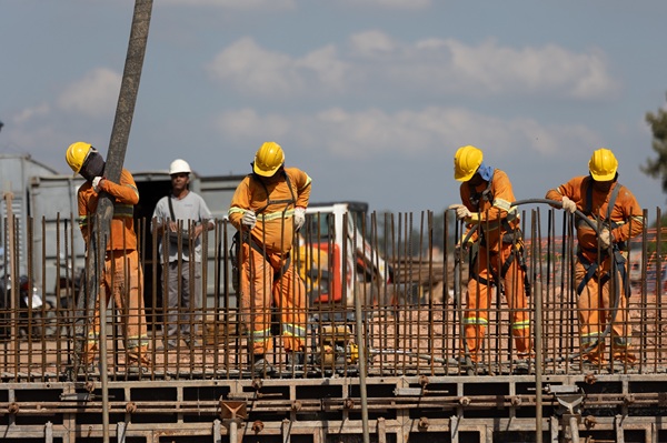 Número de trabalhadores desocupados cai em 30% - Foto: SSP