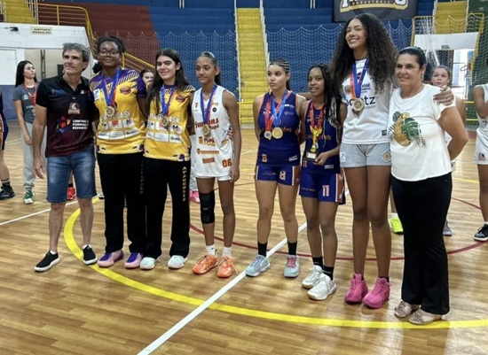 Giovanna Roberto – Melhor pivô da competiçãoIsabella Kanashiro – Melhor lateral da competição (Foto: Divulgação)