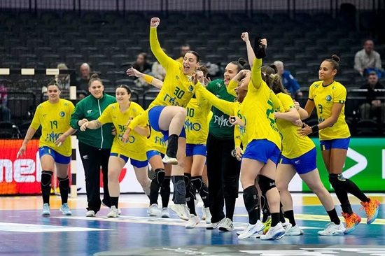 Brasil 32x26 Angola - Mundial de Handebol Feminino (Foto: Alex Gottschalk/Getty Images)