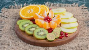 Casas da Mulher oferecem oficinas gratuitas de corte de frutas (Foto: Freepik)