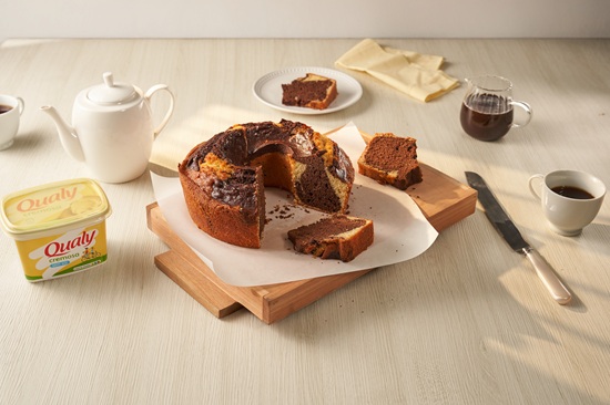 Dia Mundial do Bolo de Chocolate - Bolo Mármore com Calda de Chocolate (Foto: Divulgação)