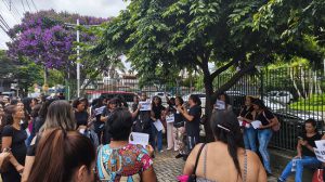 Professores eventuais de Guarulhos protestam por direitos trabalhistas e buscam reunião com a Prefeitura (Foto: Cauã Borges/@_caua.borges)