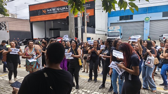 Professores eventuais de Guarulhos protestam por direitos trabalhistas e buscam reunião com a Prefeitura (Foto: Cauã Borges/@_caua.borges)