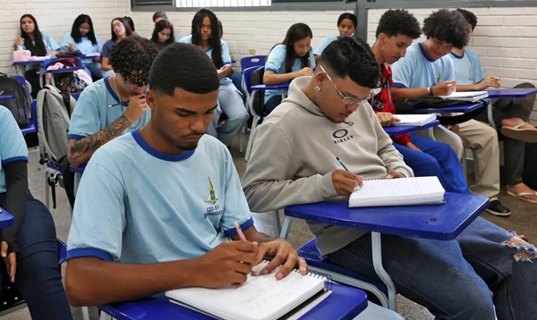Um em cada quatro estudantes brasileiros de escolas públicas permanece na instituição por sete horas ou mais diariamente. (Foto-Antonio Cruz Agencia Brasil)