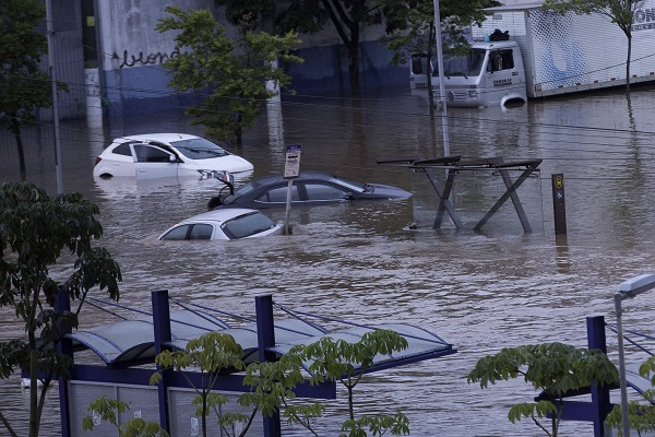 Temporal apaga 74 mil imóveis em SP e trava ruas com alagamentos em Guarulhos (Foto-Bruno Rocha)