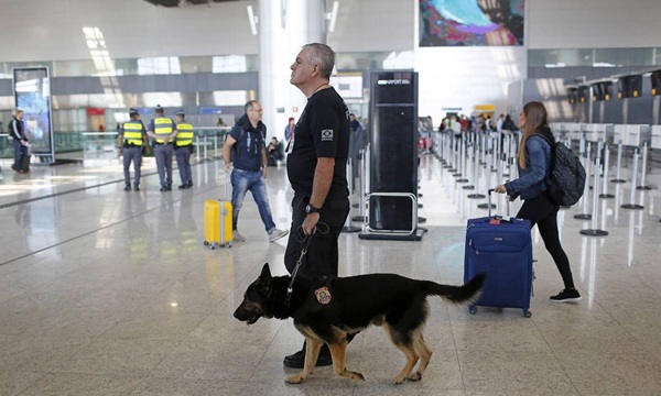 PF intercepta 30 kg de skunk e prende estrangeiro no Aeroporto de Guarulhos (Foto: Edilson Dantas)