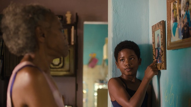 Gugu e sua avó Dilma que lentamente sente o avanço do Alzheimer tomar conta. (Direção- Allan Deberton)