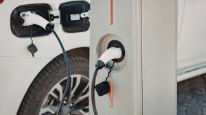 Nova lei sobre recarga de veículos elétricos em condomínios pressiona rede de energia em SPNova lei sobre recarga de veículos elétricos em condomínios pressiona rede de energia em SP (Crédito: Canva)